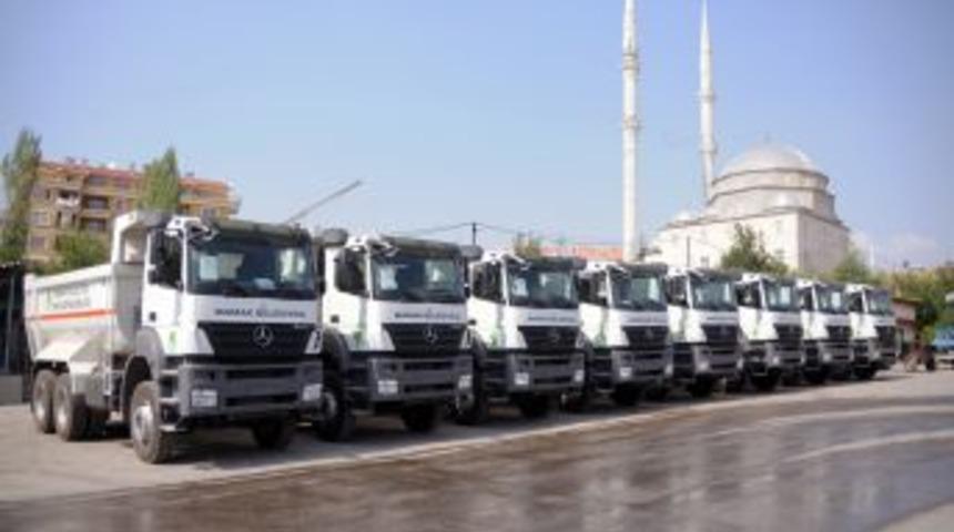 Mamak Belediyesi'nin yeni aldığı ara&ccedil;lar dualarla filoya dahil edildi