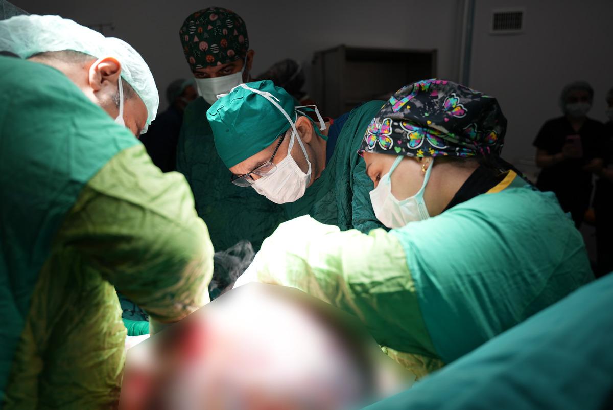 Sadece şişkinlik sanıyordu! Karnından dev kitle &ccedil;ıkarıldı 2