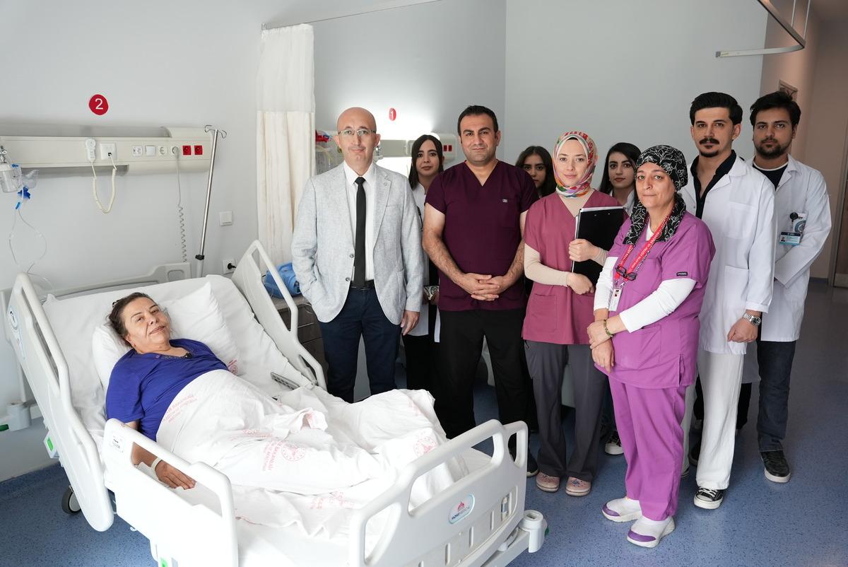 Sadece şişkinlik sanıyordu! Karnından dev kitle &ccedil;ıkarıldı 1