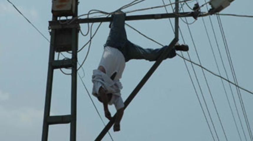 Cesedi 1 saat asılı kaldı