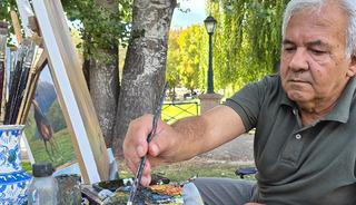 Hi&ccedil; eğitim almadı, sadece sergilerdeki tabloları inceledi! 73 yaşındaki ressam şaşırtıyor
