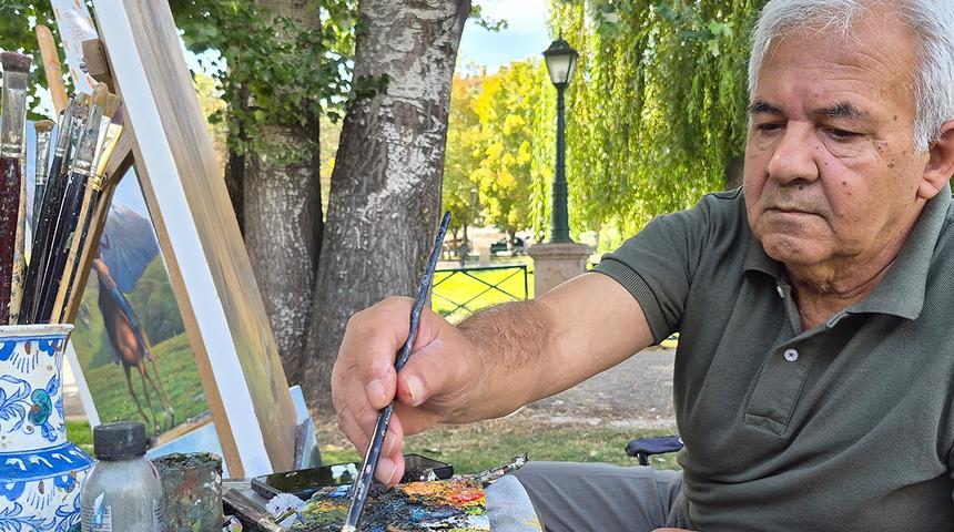 Hi&ccedil; eğitim almadı, sadece sergilerdeki tabloları inceledi! 73 yaşındaki ressam şaşırtıyor