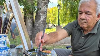 Hiç eğitim almadı, sadece sergilerdeki tabloları inceledi! 73 yaşındaki ressam şaşırtıyor