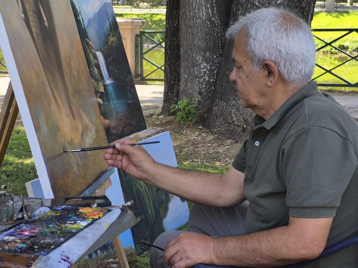 Hiç eğitim almadı, sadece sergilerdeki tabloları inceledi! 73 yaşındaki ressam şaşırtıyor 2