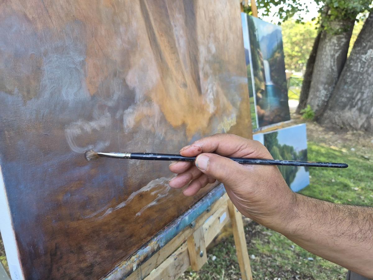 Hiç eğitim almadı, sadece sergilerdeki tabloları inceledi! 73 yaşındaki ressam şaşırtıyor 1