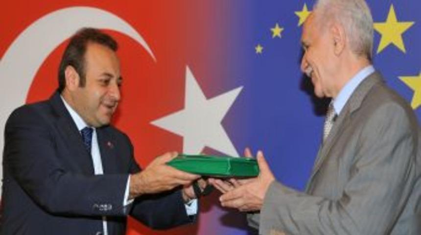 Bakan Bağış: Burkay&rsquo;ın d&ouml;n&uuml;ş&uuml;, kan &uuml;zerinde siyaset yapnları rahatsız etti