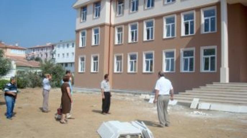 Edremit Kaymakamı Tun&ccedil;, Altınoluk&rsquo;ta yaptırılan okulu inceledi