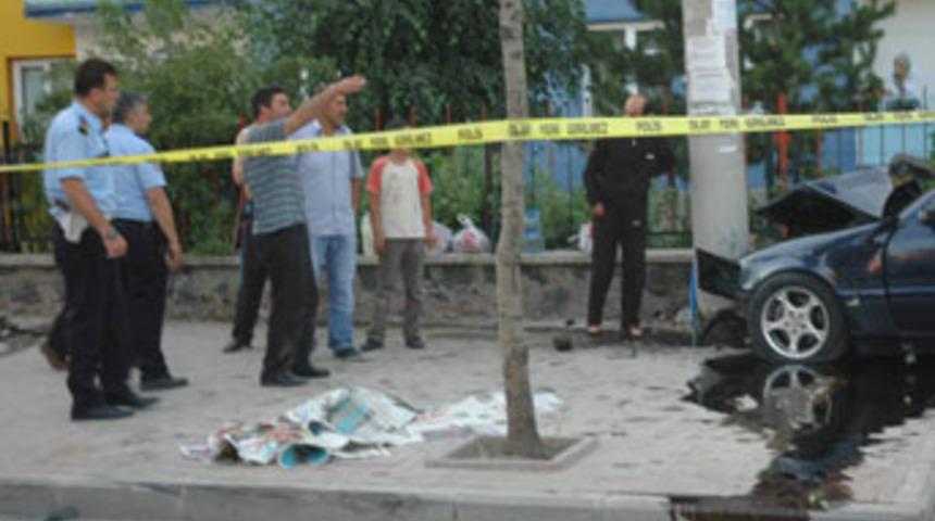 Ecel, &ccedil;ocukları kaldırımda yakaladı