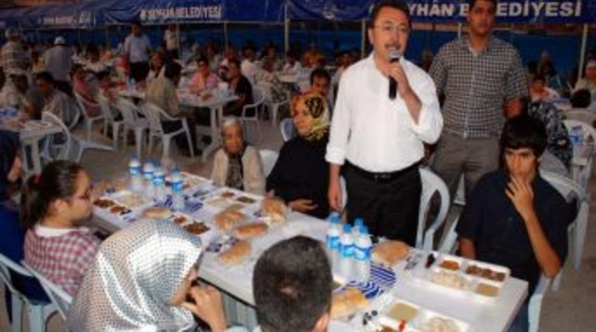 Başkan &Ouml;zt&uuml;rk belediyenin iftar sofrasında ailesiyle oru&ccedil; a&ccedil;tı