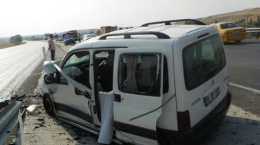 Kırıkkale'de trafik kazası: 2 &ouml;l&uuml;, 1 yaralı