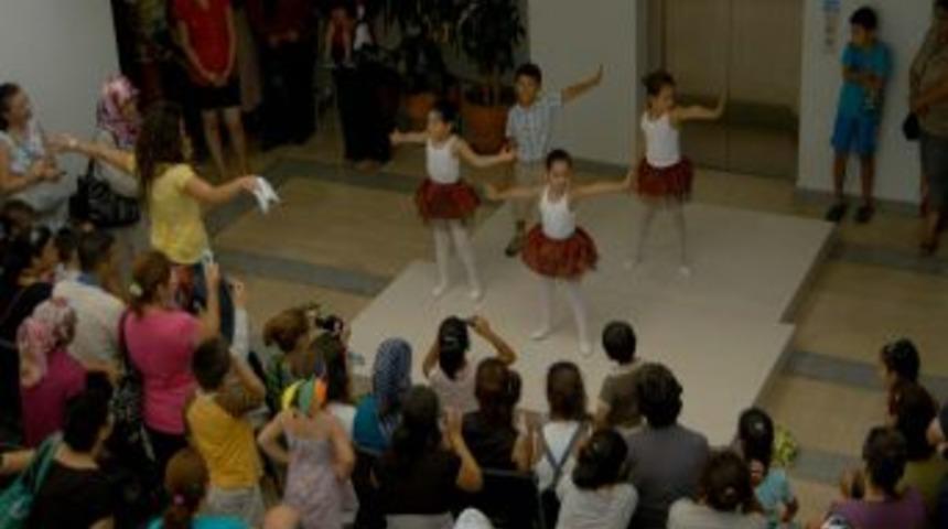 Masal Okulu'ndan mezun olan miniklerin g&ouml;sterisi beğenildi