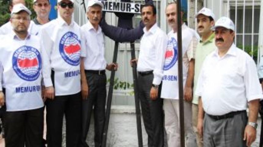 Hama'da yaşanan katliam, Suriye B&uuml;y&uuml;kel&ccedil;iliği &ouml;n&uuml;nde protesto edildi