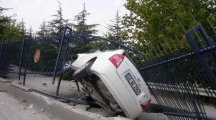 Kontrolden &ccedil;ıkan otomobil Kara Harp Okulu duvarına &ccedil;arptı