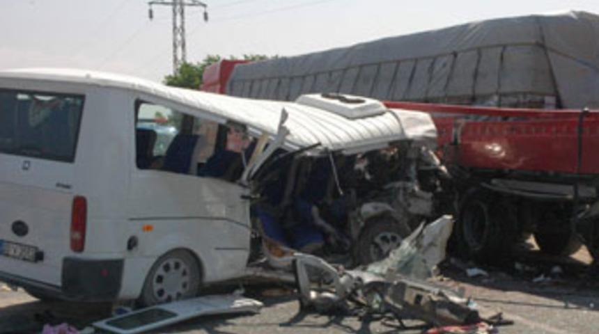 İş&ccedil;i servisi TIR'a &ccedil;arptı; 4 &ouml;l&uuml;, 13 yaralı