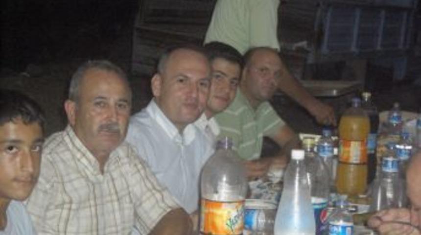 Kaymakam tebdili kıyafetle yoksul ailelere iftara gidiyor