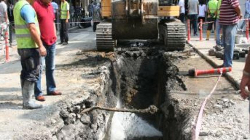 Plansız kanalizasyon &ccedil;alışmaları, Zonguldak'ta trafiği alt &uuml;st etti