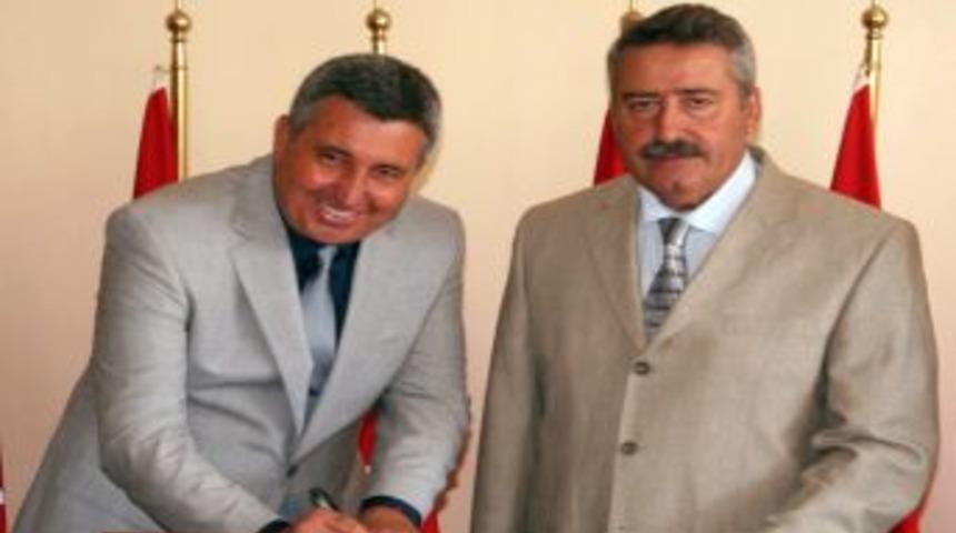 İzmirli hayırseverler 152 okul i&ccedil;in 211 milyon lira bağışladı