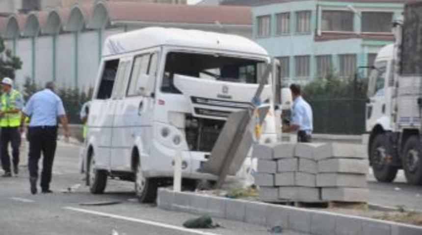 Servis minibüsü otomobille çarpıştı: 5 yaralı