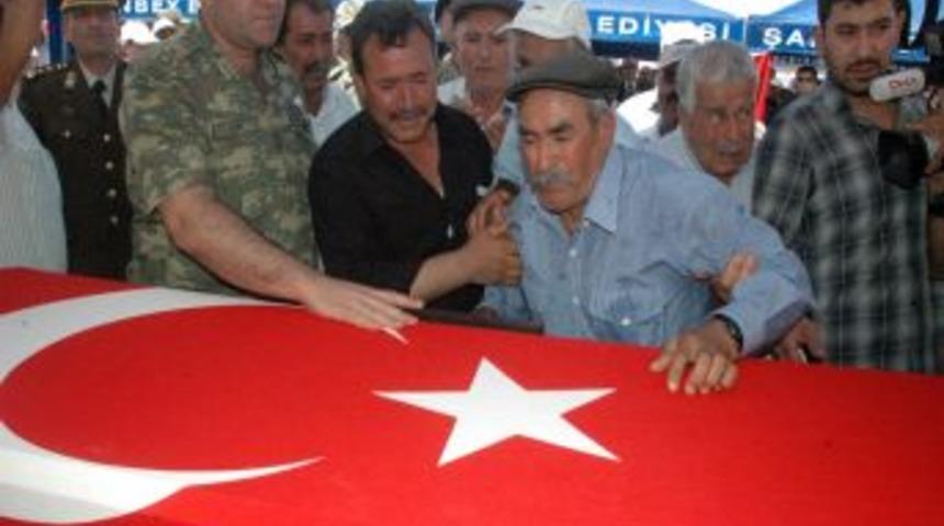 Şehit babası, oğlunu, tabutu başında dualarla uğurladı