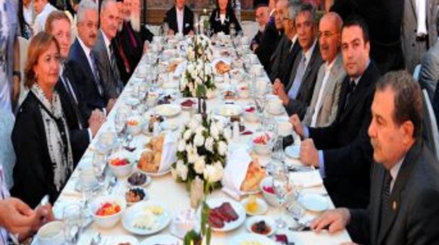 Dini cemaat &ouml;nderleri iftarda buluştu