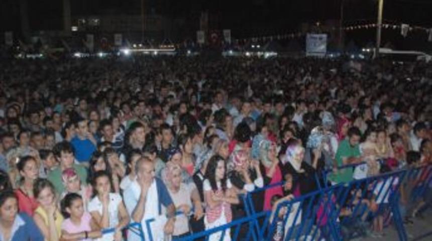 Payas Ramazan şenliklerinde Ceceli konser verdi