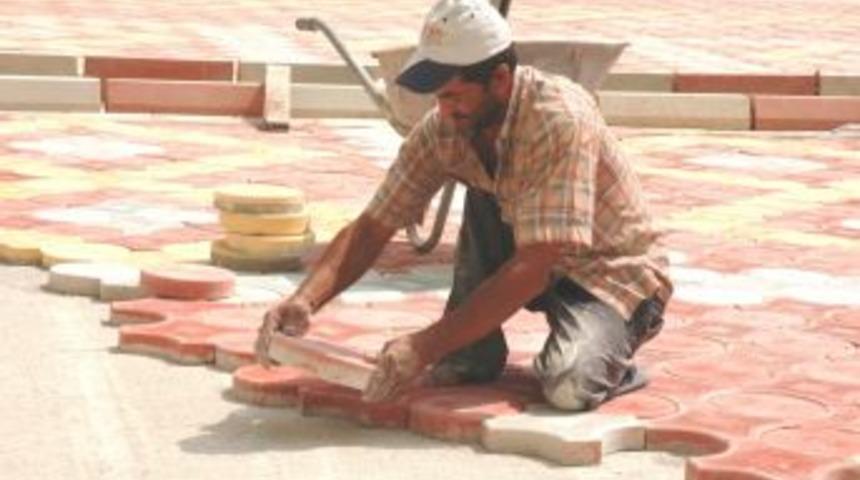 Ekmeğini taştan &ccedil;ıkarıyor