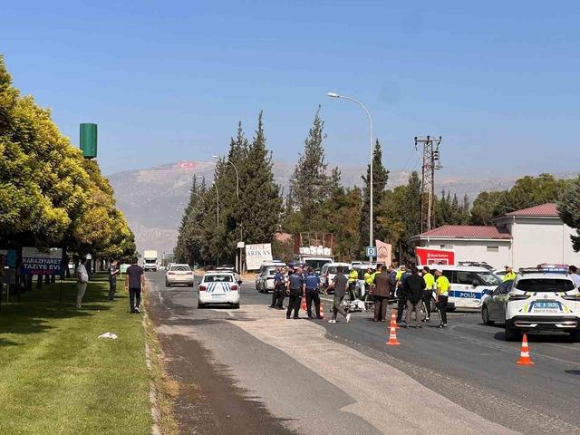 Motosiklet polis aracı ile &ccedil;arpıştı: 2 yaralı 2
