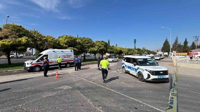 Motosiklet polis aracı ile &ccedil;arpıştı: 2 yaralı 1