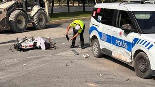 Motosiklet polis aracı ile çarpıştı: 2 yaralı