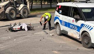 Motosiklet polis aracı ile &ccedil;arpıştı: 2 yaralı