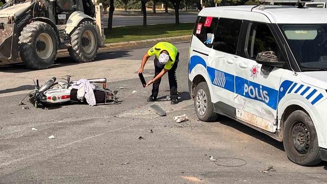 Motosiklet polis aracı ile çarpıştı: 2 yaralı