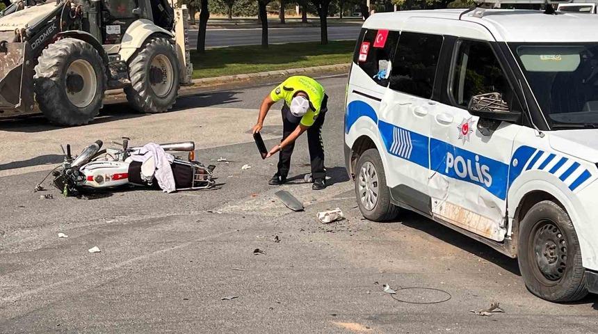 Motosiklet polis aracı ile &ccedil;arpıştı: 2 yaralı