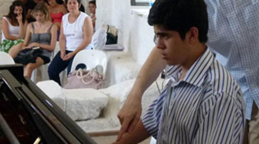 Otistik gence &ccedil;ifte standart