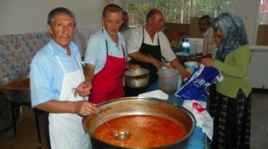 Emekliler, bir araya gelip ihtiya&ccedil; sahiplerini doyuruyor