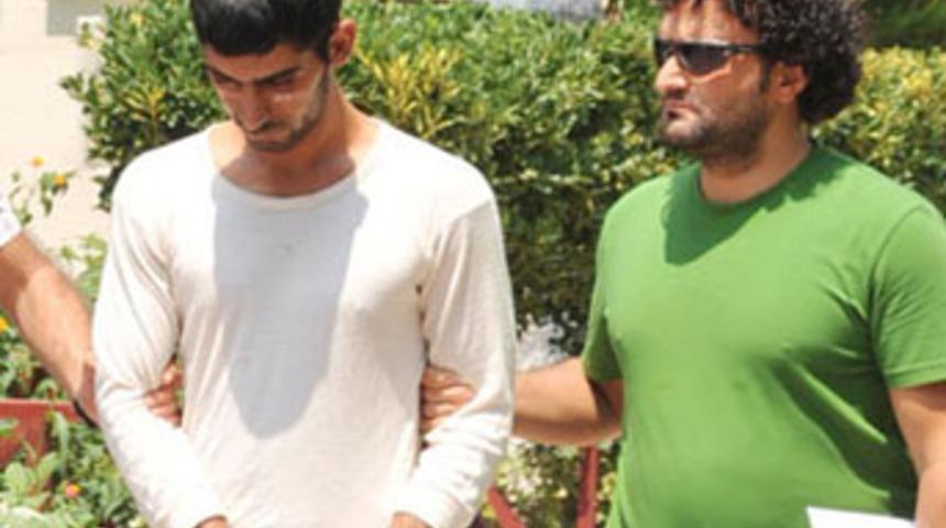 Hırsız, kanepenin altından &ccedil;ıktı