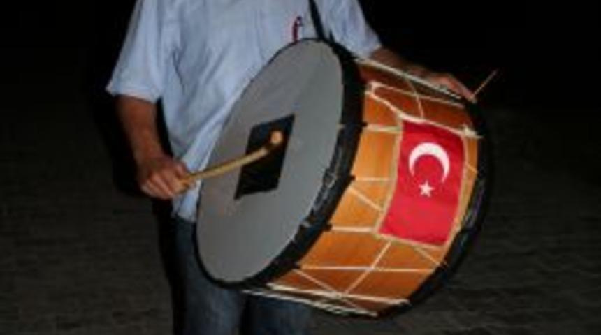 Sağır ve dilsiz Ramazan davulcusundan mahalle sakinleri memnun