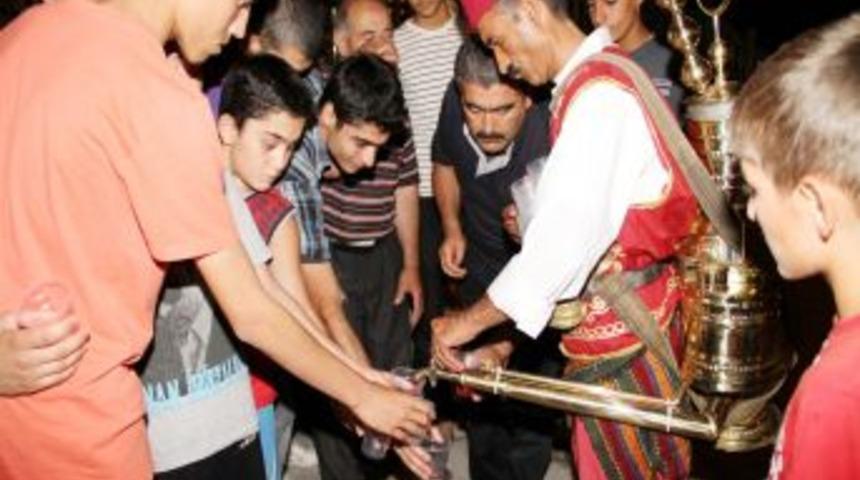 Teravih sonrası dağıtılan Ramazan şerbeti yoğun ilgi görüyor