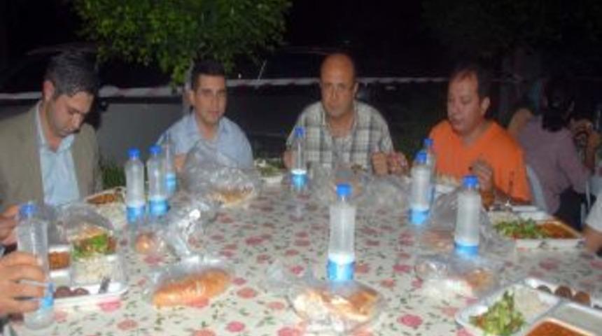 Başkan T&uuml;t&uuml;nc&uuml;, Ramazan'ın ikinci g&uuml;n&uuml;nde de vatandaşlarla iftar yaptı
