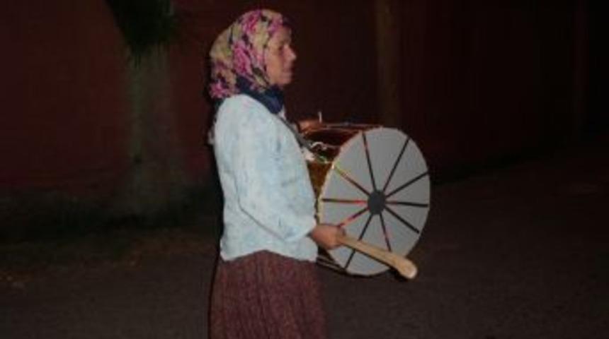 Kadın davulcu, k&ouml;yl&uuml;leri hem davul hem de fl&uuml;tle sahura kaldırıyor