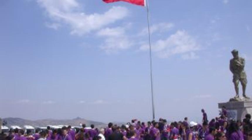 Avrupa'dan gelen 400 gurbet&ccedil;i gen&ccedil;, Kocatepe'ye &ccedil;ıktı