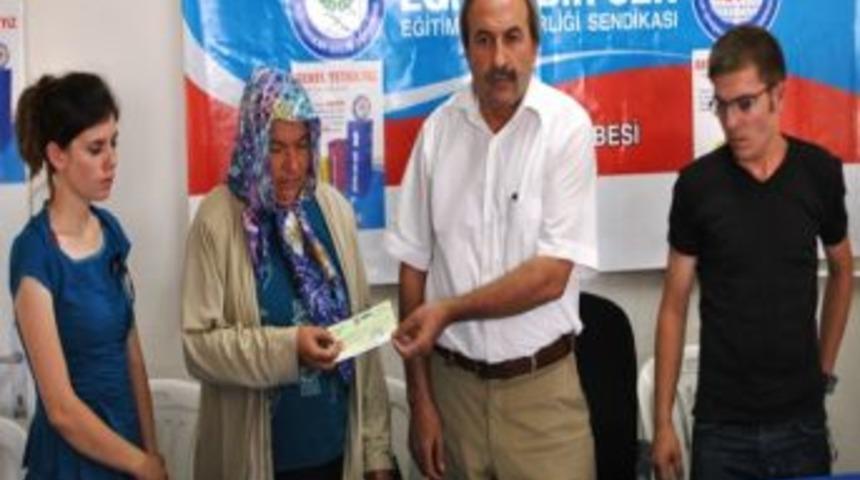 Eğitim-Bir-Sen kazada &ouml;len &uuml;yesinin ailesine 15 bin TL&rsquo;lik &ccedil;ek verdi