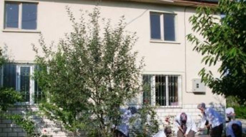 Camilerin temizliğini TYÇP personeli yapıyor