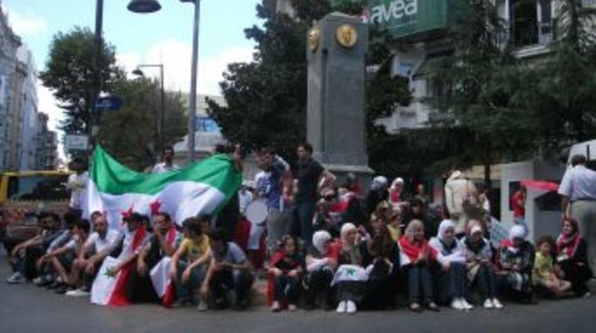Hama m&uuml;dahalesini protesto i&ccedil;in &ouml;n&uuml;nde oturma eylemi