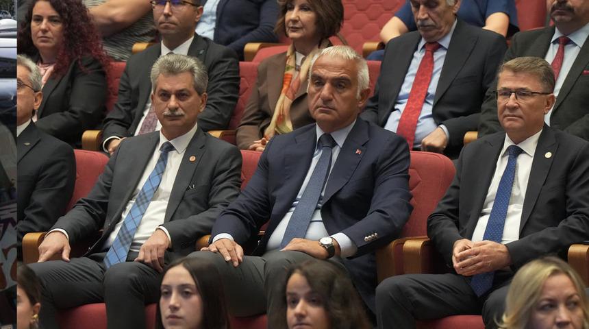 Bakan Ersoy'dan ortak T&uuml;rk Alfabesi vurgusu, dijital d&uuml;nyada dilimizi koruma &ccedil;ağrısı 