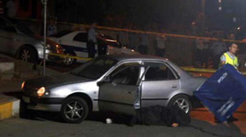 Seyir halindeki otomobilinde &ouml;ld&uuml;r&uuml;ld&uuml;