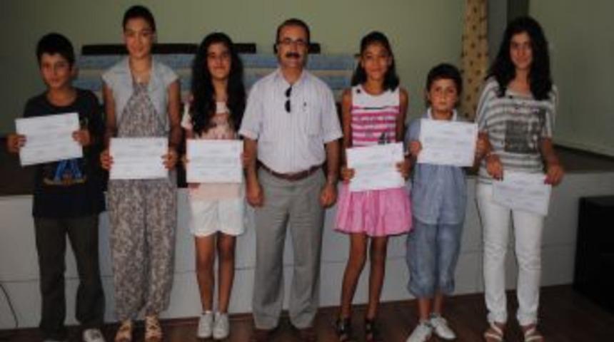 İngilizce kursunu tamamlayan 125 &ouml;ğrenci belgelerini aldı