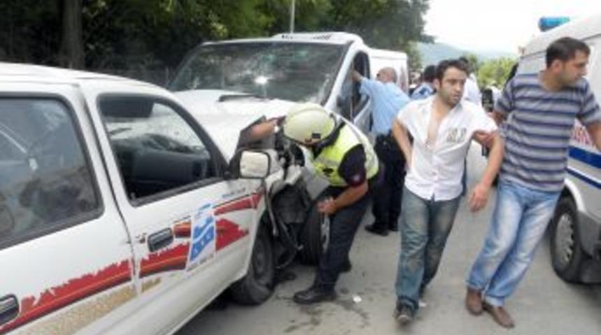 Kamyonetle minib&uuml;s &ccedil;arpıştı: 2 yaralı