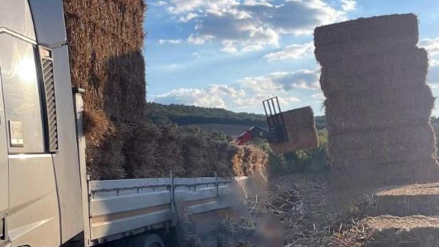 Tekirdağ’da Saman balyaları devrildi, 57 yaşındaki adam hayatını kaybetti