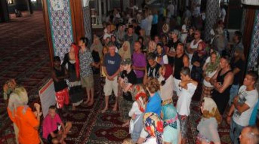 Ramazan'da K&uuml;lliye Camii'ne turist ziyaretleri iki katına &ccedil;ıktı