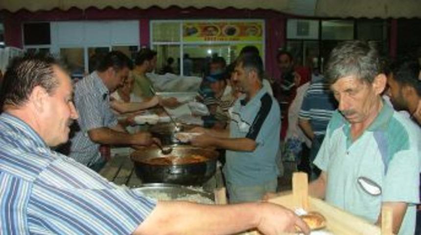 Pazarcılara pazar yerinde 500 kişilik iftar
